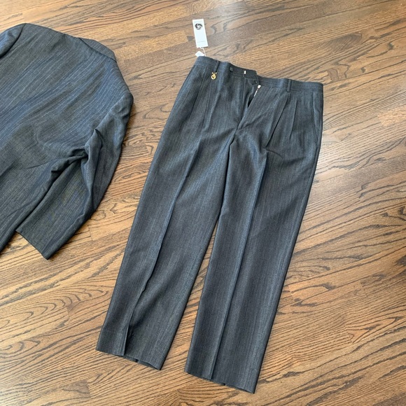 New Goldlion Men’s Suit Asia Sizing, around size 40 Canadian - Picture 11 of 16